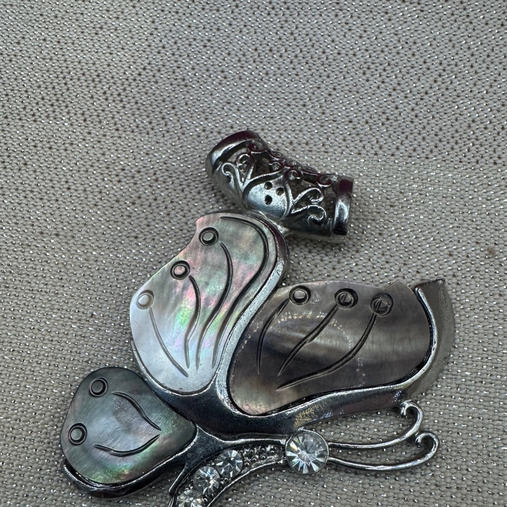 Silver & iridescent pearl large winged butterfly with rhinestones pendant - Picture 3 of 6